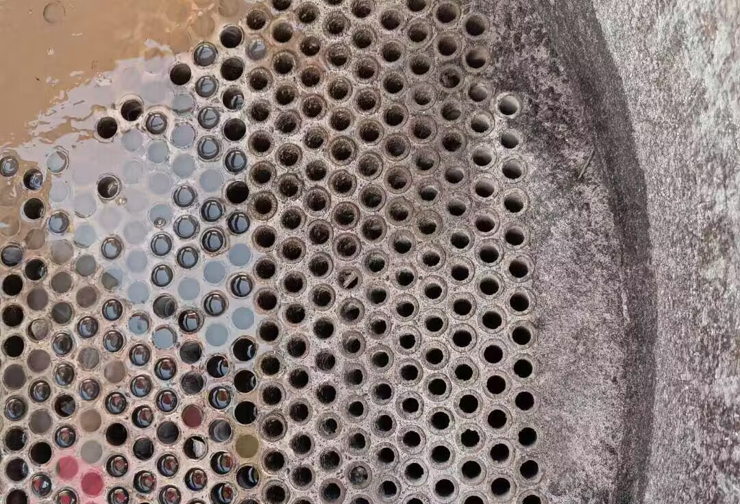 写一篇关于化工厂管壳式换热器管...